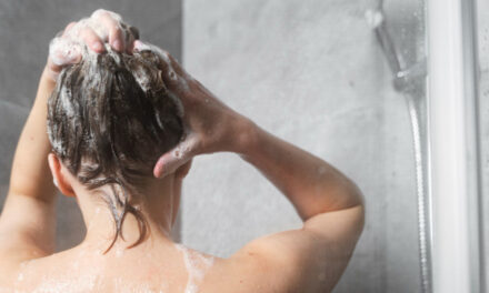 Homemade Shampoo For Oily Hair – 2 Recipes That Work